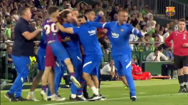 Barça's wild celebrations on the touchline after later winner vs Betis